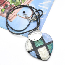 Nouveau design Collier en acrylique multicolore pour femmes bijoux de pendentif coeur élégant